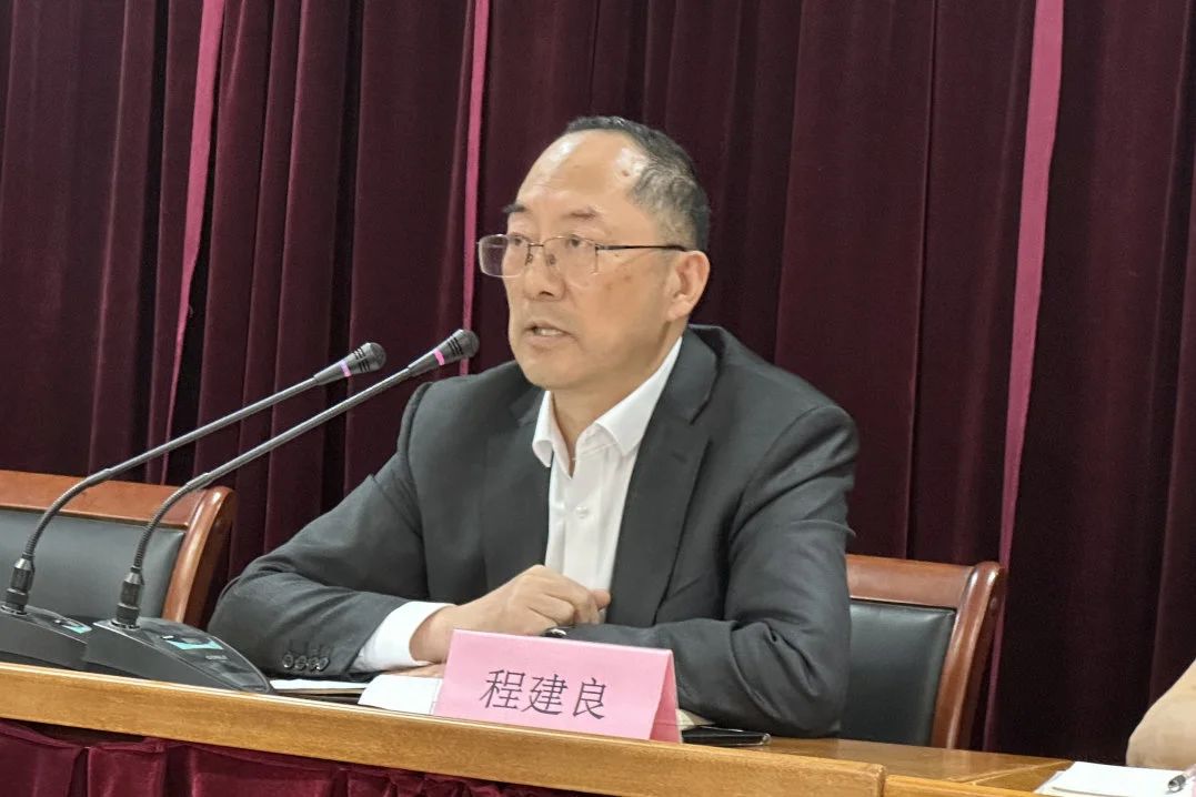 Changshu Polyester kellu laqgħa għal kadri ta ’livell medju, inġinerija u persunal tekniku, u persunal tal-kummerċ