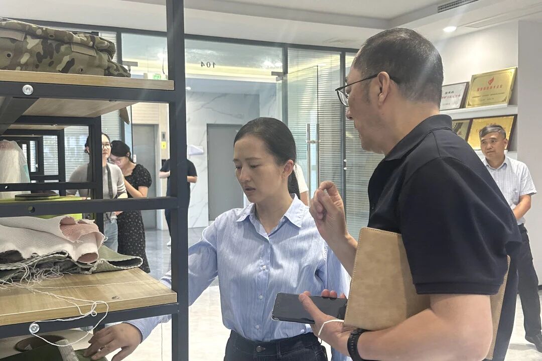 Zhou Xiao, membru tal-Kumitat Permanenti tal-Kumitat tal-Partit Muniċipali, Ministru tad-Dipartiment tal-Propaganda, u Ministru tad-Dipartiment tax-Xogħol Front Magħqud, żar Changshu Polyester għar-Riċerka