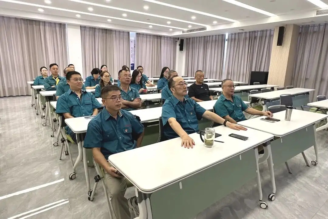 Fergħa tal-Partit tal-Polyester Changshu organizzat biex tara x-xandira diretta tal-Parata Militari tat-3 ta 'Settembru